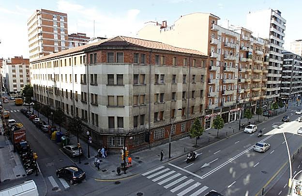 Vista general de la manzana que ocupa el antiguo edificio del Ejército, tomada desde la avenida de Castilla. 