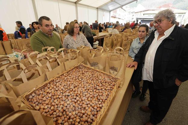 Cinco toneladas de avellana se vendieron ayer en Infiesto en el festival dedicado a este fruto. 