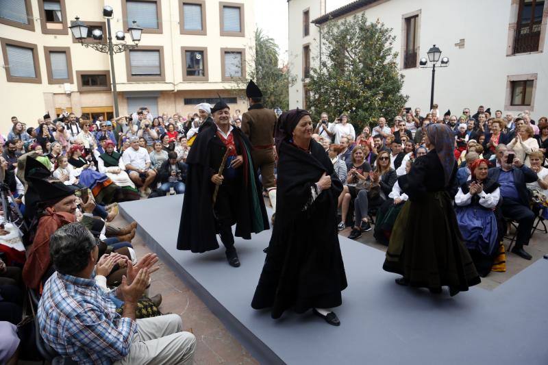 Unas doscientas personas paticiparo en el desfile con vestimentas tradicionales y pastores en Grado