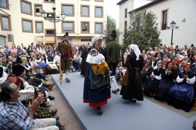 Unas doscientas personas paticiparo en el desfile con vestimentas tradicionales y pastores en Grado