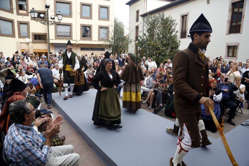 Unas doscientas personas paticiparo en el desfile con vestimentas tradicionales y pastores en Grado