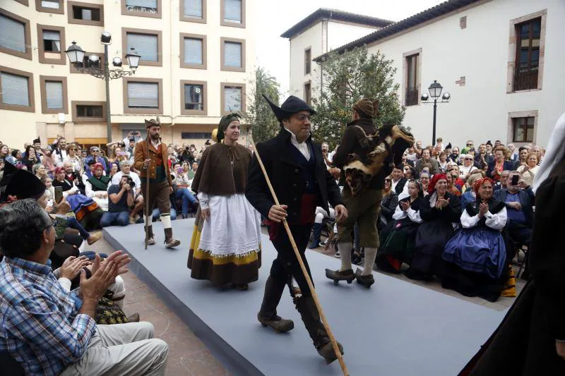 Unas doscientas personas paticiparo en el desfile con vestimentas tradicionales y pastores en Grado