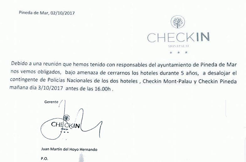 Carta recibida por los policías en las que se les instaba a abandonar el hotel.