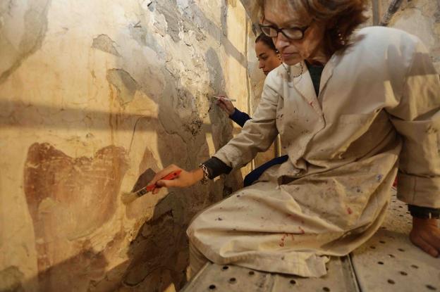 Natalia Díaz-Ordoñez Melgarejo dirige al equipo encargado de recuperar las pinturas murales en la iglesia de San Salvador de Moru. 