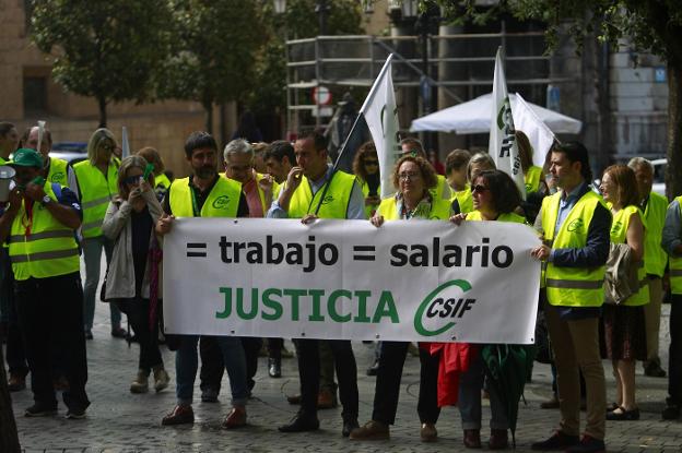 Miembros de CSIF protestan ante la sede del TSJA. 