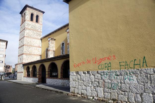 Pintada en la fachada de la Parroquia de san Félix, en Lugones. 