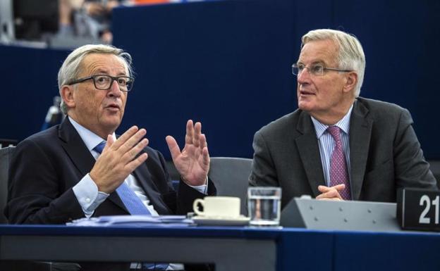El presidente de la Comisión Europea, Jean-Claude Juncker (i), y el negociador de la UE para el Brexit, Michel Barnier.