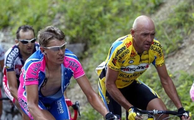 Raimondas Rumsas padre (i), junto a Marco Pantani, en el Giro de 2003. 