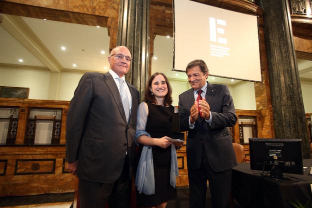 Josep Oliú, Mar Reguant y Javier Fernández, tras hacer entrega a la investigadora del premio. 