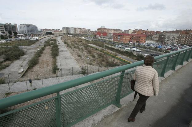 Terrenos liberados por las vías, en el entorno del 'solarón'. 