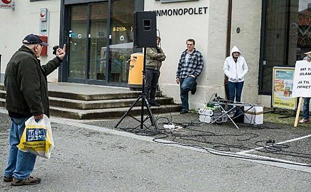 La 'peineta' de un 'niño de la guerra' a jóvenes islamófobos conquista las redes