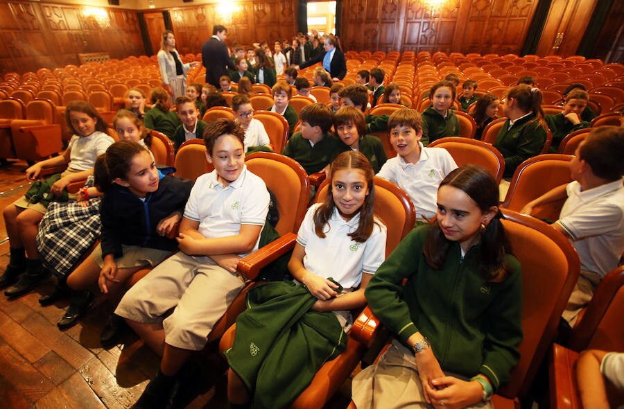 Un millar de escolares, de trece colegios ovetenses disfruta en el teatro Filarmónica de la representación de esta obra teatral en homenaje a Federico García Lorca y Miguel Hernández