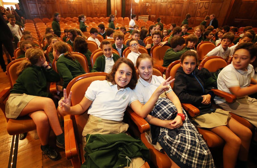Un millar de escolares, de trece colegios ovetenses disfruta en el teatro Filarmónica de la representación de esta obra teatral en homenaje a Federico García Lorca y Miguel Hernández