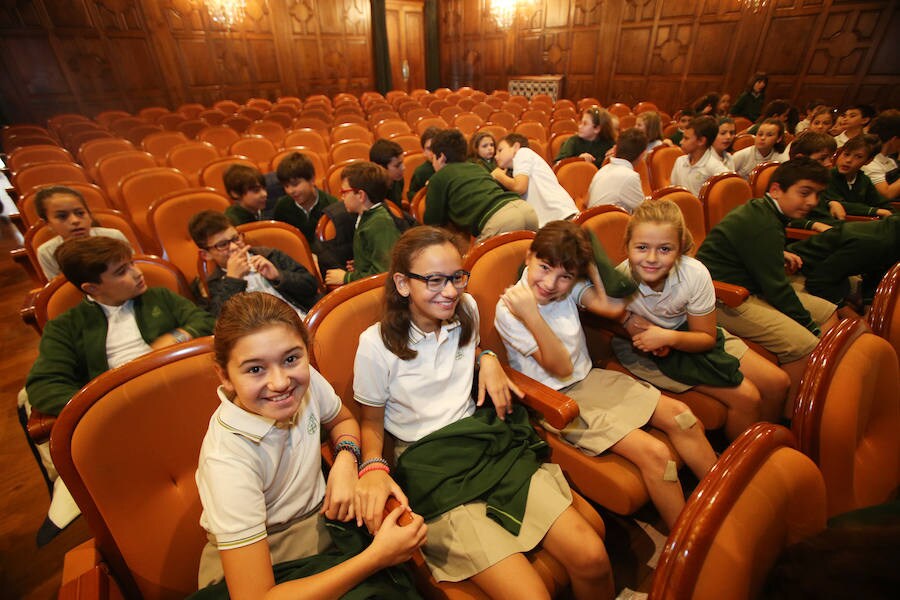 Un millar de escolares, de trece colegios ovetenses disfruta en el teatro Filarmónica de la representación de esta obra teatral en homenaje a Federico García Lorca y Miguel Hernández