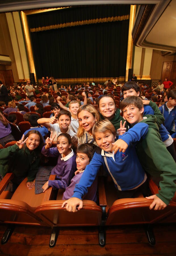 Un millar de escolares, de trece colegios ovetenses disfruta en el teatro Filarmónica de la representación de esta obra teatral en homenaje a Federico García Lorca y Miguel Hernández