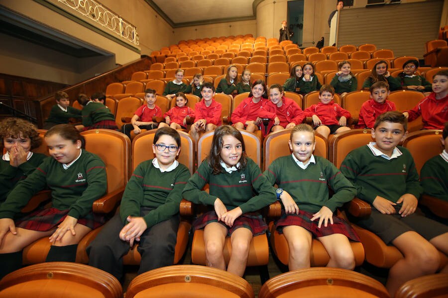 Un millar de escolares, de trece colegios ovetenses disfruta en el teatro Filarmónica de la representación de esta obra teatral en homenaje a Federico García Lorca y Miguel Hernández