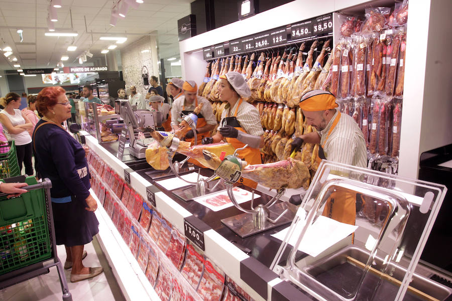 La tienda, reinaugurada esta mañana bajo el modelo de tienda eficiente, ofrece un diseño y unas secciones renovadas, que incluyen desde un punto de acabado para la carnes a una sección de horno con rebanadora de pan