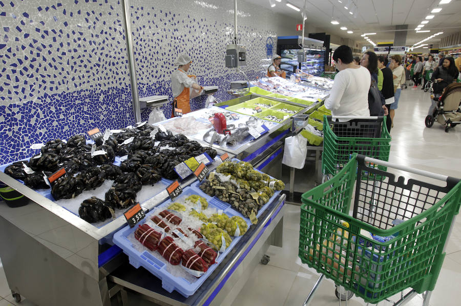 La tienda, reinaugurada esta mañana bajo el modelo de tienda eficiente, ofrece un diseño y unas secciones renovadas, que incluyen desde un punto de acabado para la carnes a una sección de horno con rebanadora de pan