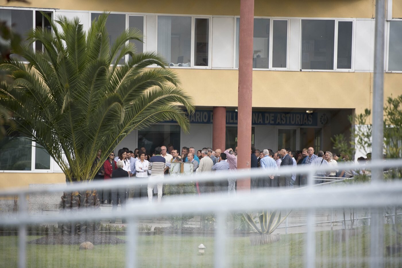 Trabajadores de Villabona, ayer, a las puertas del centro penitenciario.
