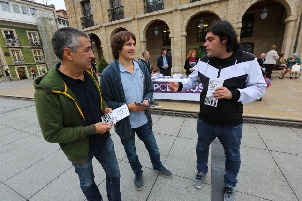 Los concejales de Somos Xune Elipe, Primitivo Abella y David Salcines repartiendo el año pasado pasquines con su propuesta fiscal. 