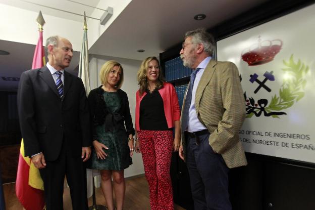 Juan José Fernández, decano del Colegio de Minas, con María Teresa Mallada, María Belarmina Díaz y Jorge Loredo, antes de la mesa redonda celebrada en Oviedo. 