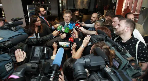 Rafael Catalá atiende a los medios, ayer en el AC de Oviedo. 