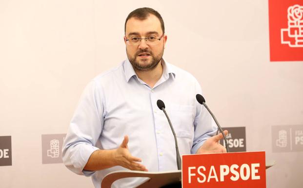 Adrián Barbón, durante la rueda de prensa de este jueves.