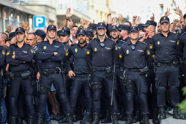 Despliegue policial en la localidad catalana de Pineda. 