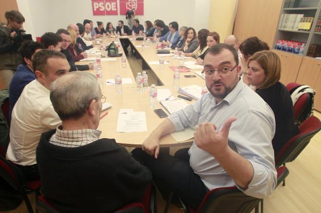 Barbón, en primer plano, al inicio de la primera reunión de la nueva ejecutiva de la FSA. 