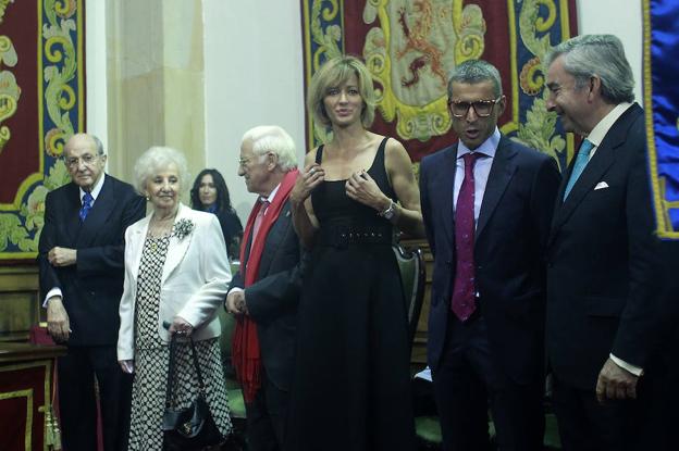 Plácido Arango, Estela Barnés, el Padre Ángel, Susanna Griso, Alberto Suárez y Javier Vega de Seoane, en el estrado.