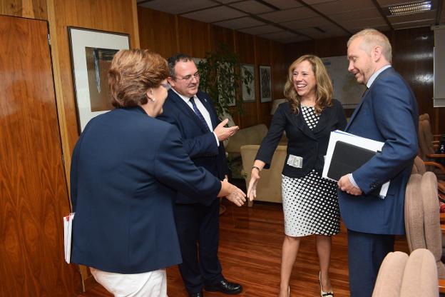 Isaac Pola y Daniel Navia, a la llegada del consejero al despacho del secretario de Estado. 