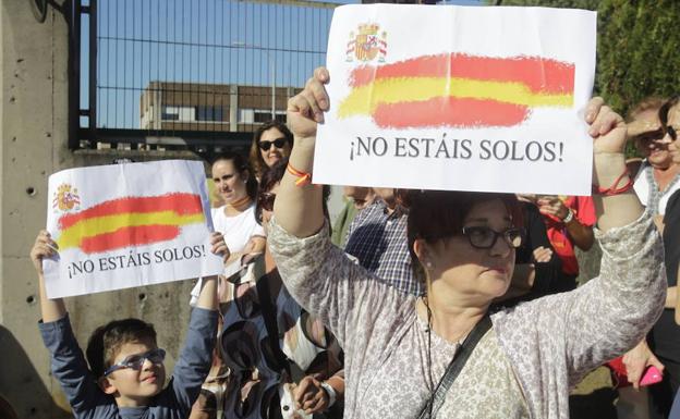 Cientos de asturianos se concentran en apoyo a los cuerpos policiales y por la unidad de España