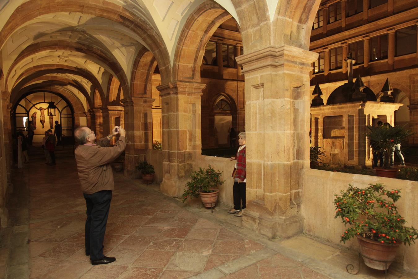 La cultura ilumina la Noche Blanca en Oviedo