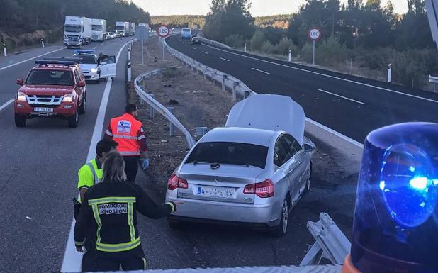 Imagen principal - Un conductor de 83 años colisiona contra la mediana en la A-66