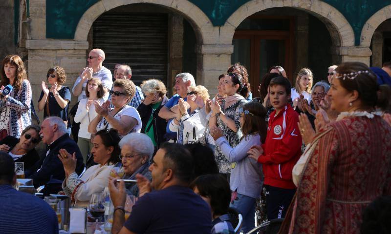 Decenas de personas se han concentrado en Sabugo, en Avilés, para presenciar la recreación del reclutamiento de la marinería de Pedro Menéndez para emprender el viaje a América. 