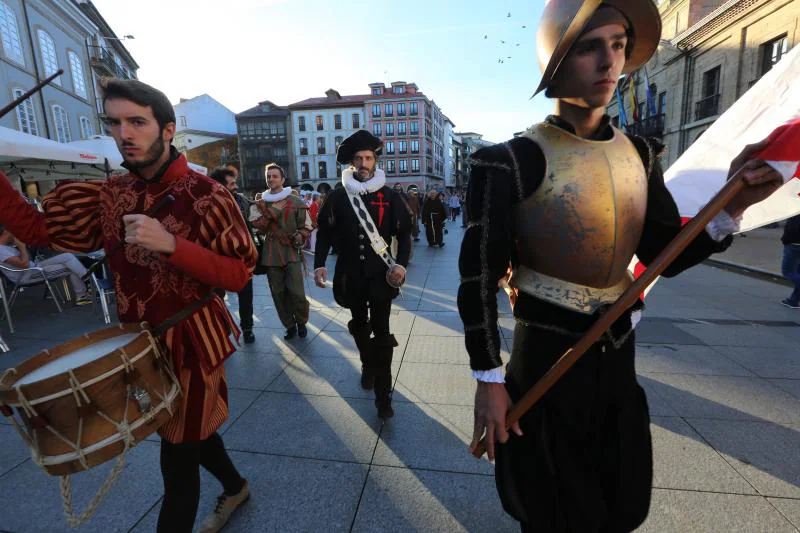 Decenas de personas se han concentrado en Sabugo, en Avilés, para presenciar la recreación del reclutamiento de la marinería de Pedro Menéndez para emprender el viaje a América. 