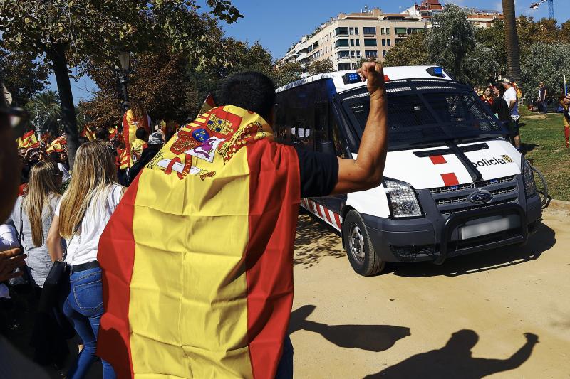 Miles de personas se conentran en la capital catalana para «recuperar la sensatez»