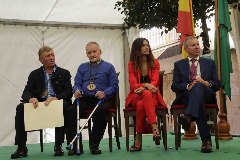 La Cofradía del Gamonéu recibe con honores a los ayuntamiento de Onís y Cangas de Onís