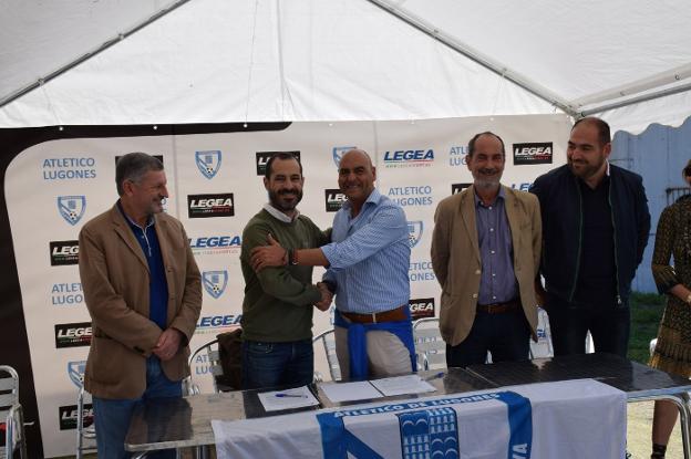 Ángel García y Víctor González Castañçon, en el centro, tras la firma del convenio. 