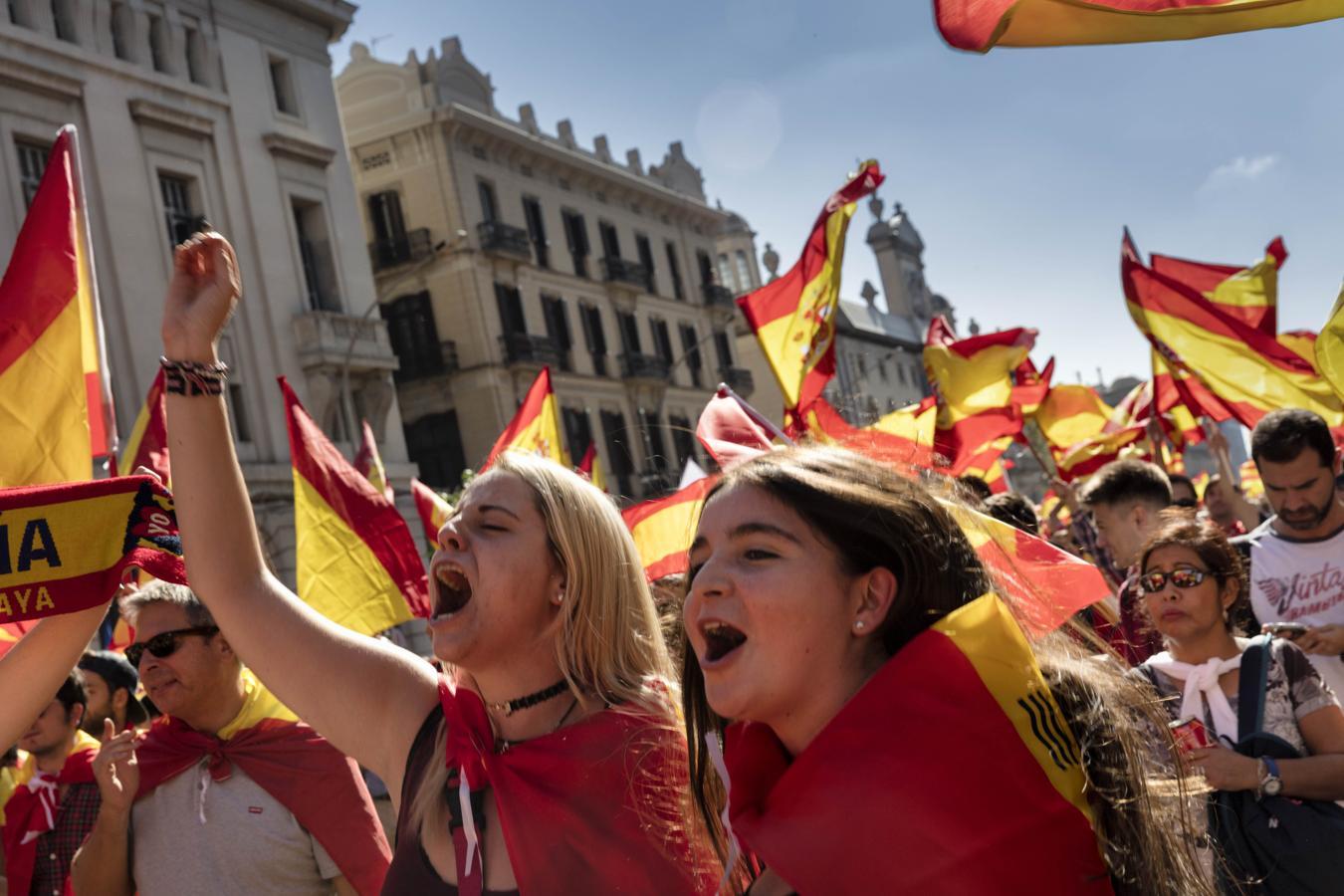 Miles de personas se conentran en la capital catalana para «recuperar la sensatez»