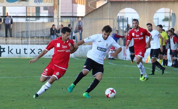 Jugada del partido entre el Caudal y el Real Unión.