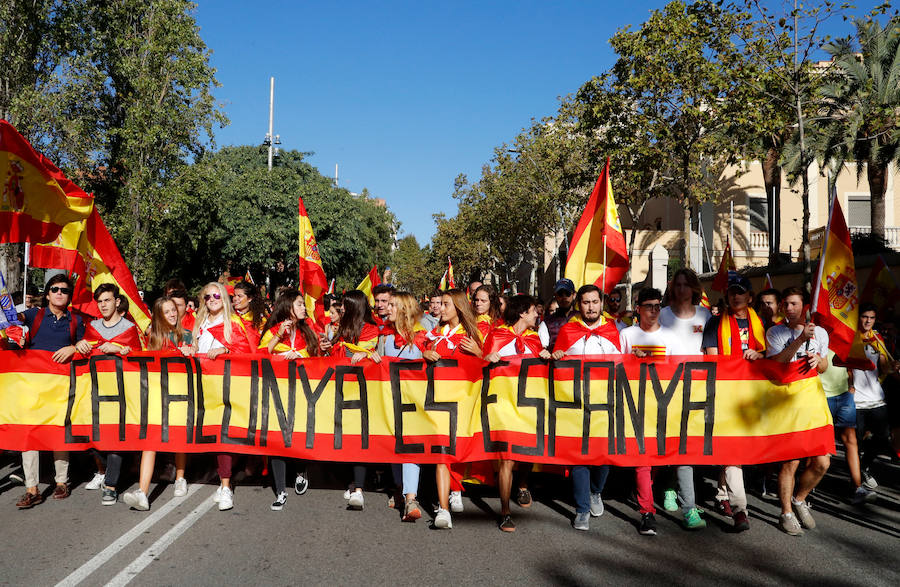 A partir de las 12:00 horas se concentran miles de personas en la capital catalana para «recuperar la sensatez»