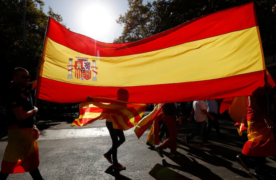 A partir de las 12:00 horas se concentran miles de personas en la capital catalana para «recuperar la sensatez»