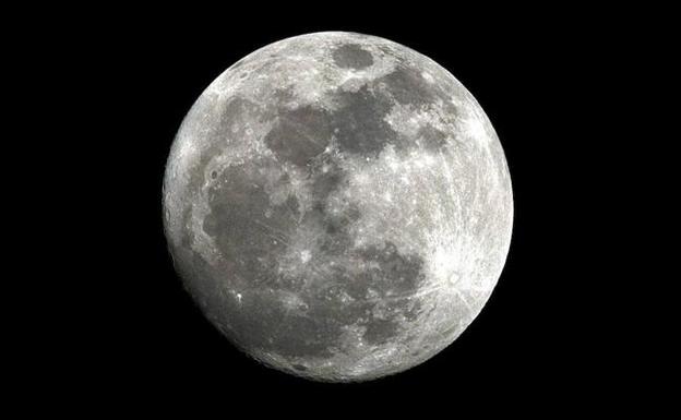 Imagen de la Luna en la que se pueden ver en oscuro sus mares. 