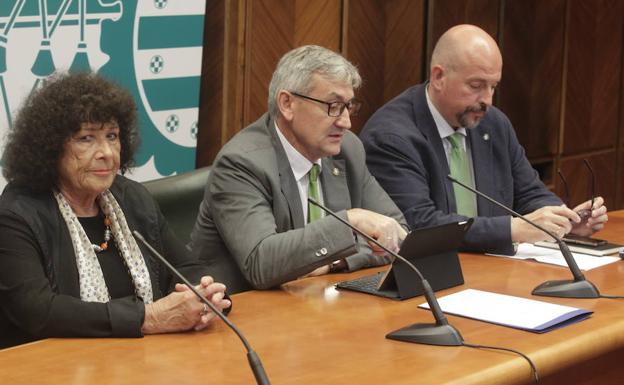 Zafra Lerman, Santiago García Granda y Francisco Borge, este lunes, en la Universidad de Oviedo.