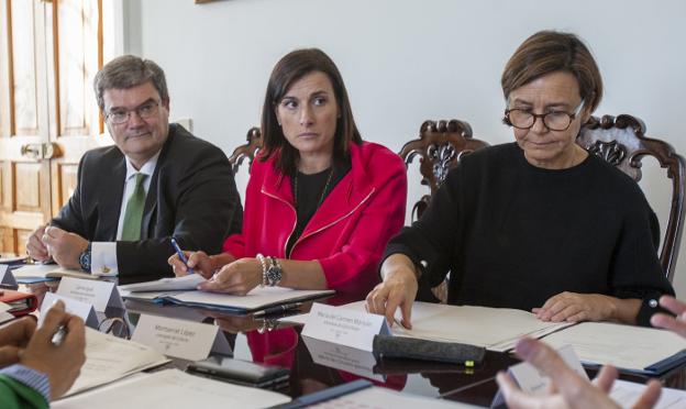 Juan María Aburto, Gema Igual y Carmen Moriyón, en la reunión celebrada en Santander. 