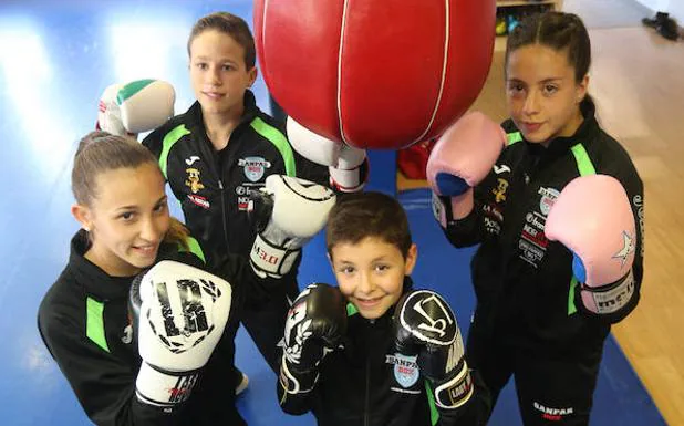 Nina Suárez, Roberto Iglesias y Aarón y Andrea Santurio, en el gimnasio Sanpar Box.