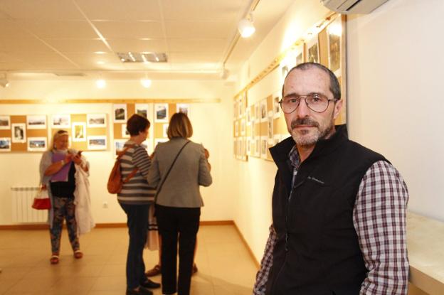 Juan Carlos en la exposición que se abrió ayer. 