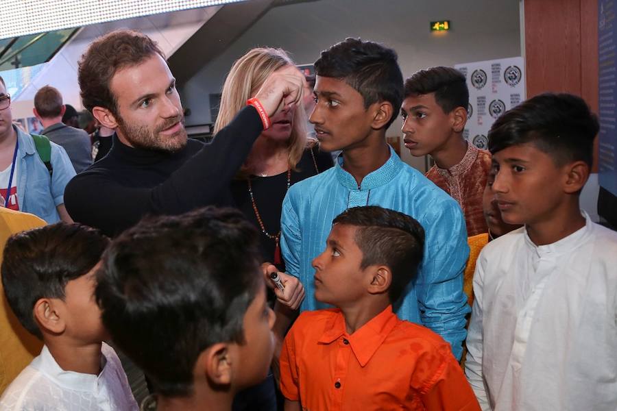 Las fotografías que el futbolísta asturiano Juan Mata se trajo de la India y le llevaron a impulsar el movimiento Common Goal