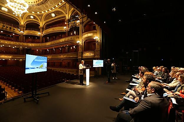 La presentación de las nuevas medidas se celebró ayer sobre el escenario del Teatro Palacio Valdés. 